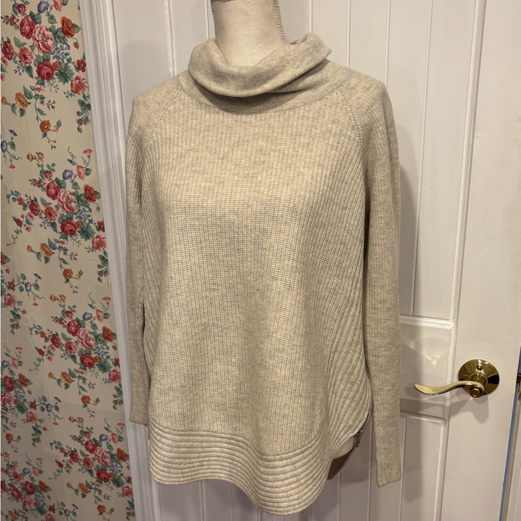 Vince Wool Cashmere Cozy Cream Turtleneck Sweater Small Side Zipper Detail